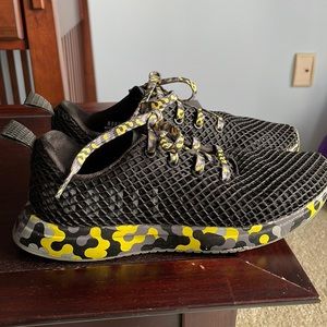 BLACK/YELLOW CAMO MESH RUNNER